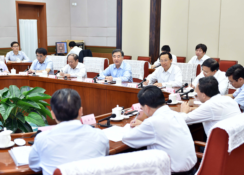 这是汪洋主持召开“互联网+”现代农业座谈会.jpg