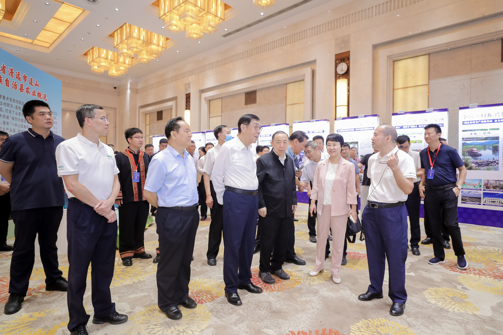 参观展.jpg